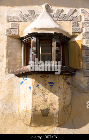 Haus im Dorf Ardez im Engadin mit alten bemalten 17. Jahrhundert Steinbauten, Schweiz Stockfoto