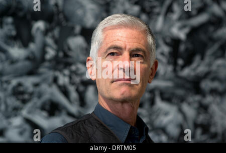 James Nachtwey, US-amerikanischer Dokumentarfotograf, Krieg-Korrespondent und Foto-Journalist, steht vor seiner elf Meter langen Fries "The Sacrifice" bestehend aus Fotografien von verwundeten US-Soldaten während und nach ihrer Behandlung in verschiedenen Feldlazaretten im Irak im Jahr 2006 in Dresden, Deutschland, 10. Februar 2012. Es ist Teil der ersten Sonderausstellung "Krieg" ("Krieg") im Military History Museum in Dresden vom 12. Februar bis 31. Mai 2012. Nachtwey werden morgen mit der 3. internationalen Friedenspreis "Dresden-Preis" geehrt. Foto: ARNO BURGI Stockfoto