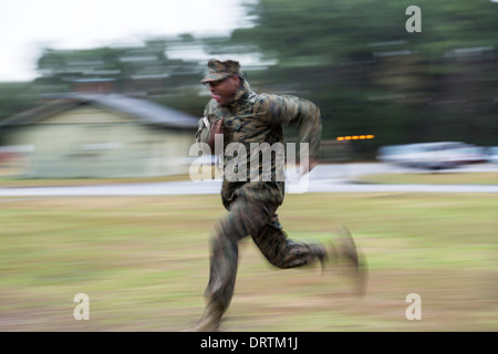 US-Marine läuft auf Befehl von einem Feldwebel während Bootcamp 13. Januar 2014 in Parris Island, SC. Stockfoto