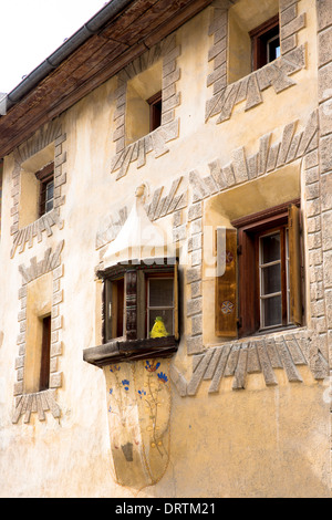 Haus im Dorf Ardez im Engadin mit alten bemalten 17. Jahrhundert Steinbauten, Schweiz Stockfoto