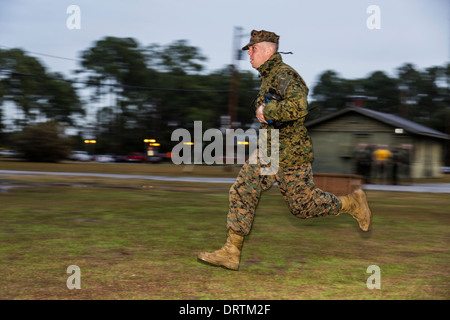 US-Marine läuft auf Befehl von einem Feldwebel während Bootcamp 13. Januar 2014 in Parris Island, SC. Stockfoto