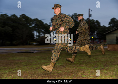 US-Marine läuft auf Befehl von einem Feldwebel während Bootcamp 13. Januar 2014 in Parris Island, SC. Stockfoto