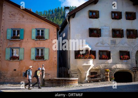 Dorf Guarda im Unterengadin Tal hat Charme der alten Welt und malte 17. Jahrhundert Steinbauten, Schweiz Stockfoto