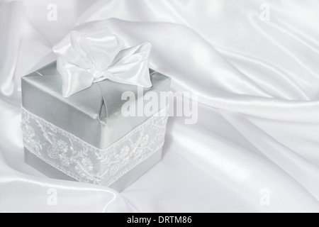 Valentinstag Geschenk in dekorativen Box auf weiße Seide Hintergrund Stockfoto