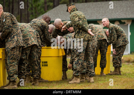 US Marine Rekruten zu ersticken und schnappen nach Luft nach dem Beenden der Gaskammer während Bootcamp 13. Januar 2014 in Parris Island, SC. Stockfoto