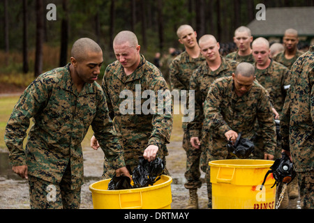 US Marine Rekruten zu ersticken und schnappen nach Luft nach dem Beenden der Gaskammer während Bootcamp 13. Januar 2014 in Parris Island, SC. Stockfoto