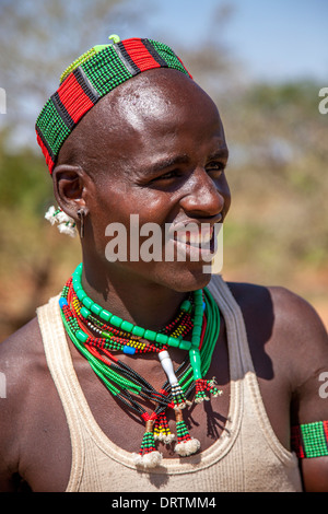 Ein junger Mann aus der Hamer Stamm, Turmi, Omo-Tal, Äthiopien Stockfoto