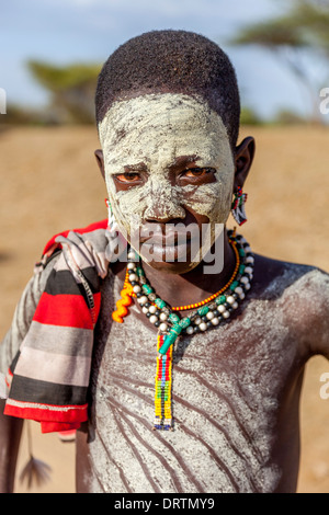 Boy vom Stamm Hamer außerhalb seines Dorfes, in der Nähe von Turmi, Omo-Tal, Äthiopien Stockfoto