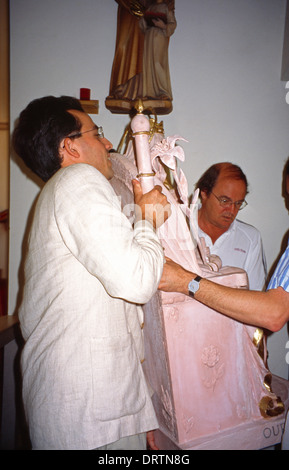 Unsere Liebe Frau von Walsingham Statue Wesen transportiert Versöhnung Statue St. Annes katholischen Kirche Stockfoto