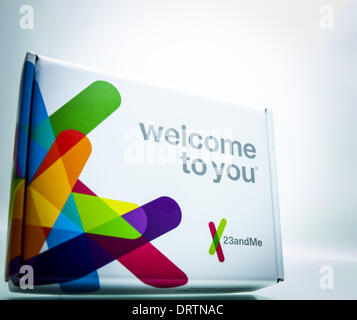 Mountain View, Kalifornien, USA. 31. Januar 2014. 23andMe ist eine privat geführte California direkt an Verbraucher persönlichen genetischen/Abstammung Tests und tracking-Service wo liefern Bewerber durch einen speziell angefertigten Kunststoff Fangrohr eine Speichelprobe, die sie per Post an die Gesellschaft zurückgeben. Über den Sommer 2013 der Federal Drug Administration 23andMe, zusammen mit mehreren anderen Unternehmen, die ähnliche Dienstleistungen angewiesen, um marketing und liefert individuelle Gesundheit und Krankheit Informationen basierend auf ihre Erkenntnisse vom Client nicht mehr geliefert Speichelproben. In einer Vereinbarung mit th Stockfoto