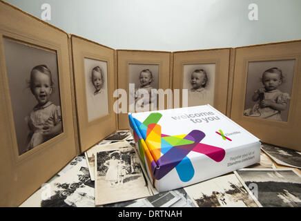 Mountain View, Kalifornien, USA. 31. Januar 2014. 23andMe ist eine privat geführte California direkt an Verbraucher persönlichen genetischen/Abstammung Tests und tracking-Service wo liefern Bewerber durch einen speziell angefertigten Kunststoff Fangrohr eine Speichelprobe, die sie per Post an die Gesellschaft zurückgeben. Über den Sommer 2013 der Federal Drug Administration 23andMe, zusammen mit mehreren anderen Unternehmen, die ähnliche Dienstleistungen angewiesen, um marketing und liefert individuelle Gesundheit und Krankheit Informationen basierend auf ihre Erkenntnisse vom Client nicht mehr geliefert Speichelproben. In einer Vereinbarung mit th Stockfoto