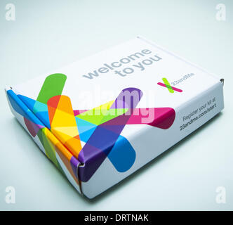 Mountain View, Kalifornien, USA. 31. Januar 2014. 23andMe ist eine privat geführte California direkt an Verbraucher persönlichen genetischen/Abstammung Tests und tracking-Service wo liefern Bewerber durch einen speziell angefertigten Kunststoff Fangrohr eine Speichelprobe, die sie per Post an die Gesellschaft zurückgeben. Über den Sommer 2013 der Federal Drug Administration 23andMe, zusammen mit mehreren anderen Unternehmen, die ähnliche Dienstleistungen angewiesen, um marketing und liefert individuelle Gesundheit und Krankheit Informationen basierend auf ihre Erkenntnisse vom Client nicht mehr geliefert Speichelproben. In einer Vereinbarung mit th Stockfoto