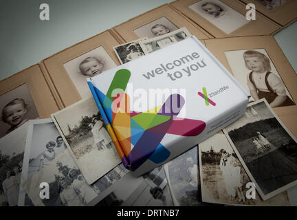 Mountain View, Kalifornien, USA. 31. Januar 2014. 23andMe ist eine privat geführte California direkt an Verbraucher persönlichen genetischen/Abstammung Tests und tracking-Service wo liefern Bewerber durch einen speziell angefertigten Kunststoff Fangrohr eine Speichelprobe, die sie per Post an die Gesellschaft zurückgeben. Über den Sommer 2013 der Federal Drug Administration 23andMe, zusammen mit mehreren anderen Unternehmen, die ähnliche Dienstleistungen angewiesen, um marketing und liefert individuelle Gesundheit und Krankheit Informationen basierend auf ihre Erkenntnisse vom Client nicht mehr geliefert Speichelproben. In einer Vereinbarung mit th Stockfoto