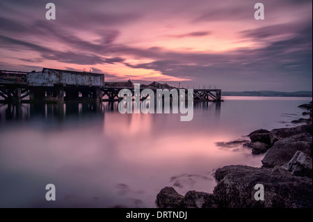 Brixham Pier / Pier in Torbay Devon am frühen Abend die Wellenbrecher verbindet. Stockfoto