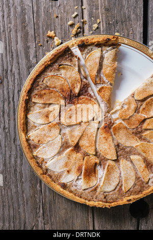 Apfeltorte auf Holztisch Stockfoto