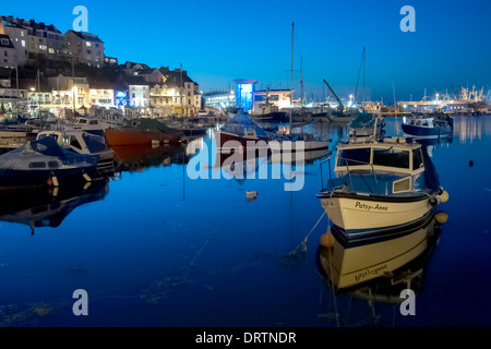 Abend-Bild des inneren Hafens an der historischen kommerzielle Fischerei Hafen von Brixham in South Devon. Stockfoto