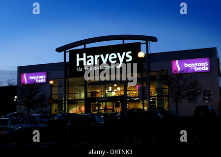 "Harveys" Möbelhaus in Milton Keynes in der Abenddämmerung Stockfoto