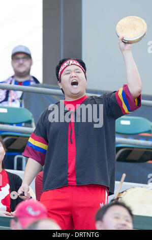 Carson, Kalifornien, USA. 1. Februar 2014.  ein Fan in der Menge singt in der ersten Hälfte während des Spiels zwischen den USA und Südkorea am StubHub Center in Carson, CA. Credit: Csm/Alamy Live-Nachrichten Stockfoto