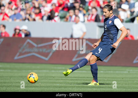 Carson, Kalifornien, USA. 1. Februar 2014.  USA-Verteidiger Omar Gonzalez (4) in Aktion in der ersten Hälfte während des Spiels zwischen den USA und Südkorea am StubHub Center in Carson, CA. Credit: Csm/Alamy Live-Nachrichten Stockfoto