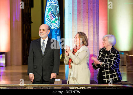 US-Notenbankchef Ben Bernanke neben seiner Frau, Anna und Vice Chair Janet Yellen bei einem Abschied Empfang 30. Januar 2014 in Washington, DC. Bernanke ist nach 8 Jahren als Vorsitzender während einer der schwierigsten finanziellen Perioden in der Geschichte der USA zurücktreten. Stockfoto