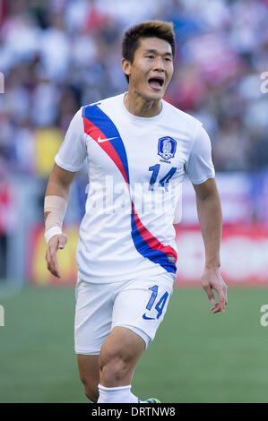 Carson, Kalifornien, USA. 1. Februar 2014.  Südkorea-Verteidiger Lee Young (14) in Aktion in der ersten Hälfte während des Spiels zwischen den USA und Südkorea am StubHub Center in Carson, CA. Credit: Csm/Alamy Live-Nachrichten Stockfoto