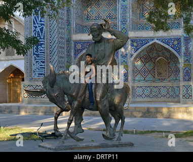 Kleiner Junge posiert für ein Foto mit Hodja Nasreddin Statue, Lyabi Hauz Square Buchara, Usbekistan Stockfoto