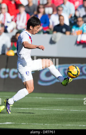 Carson, Kalifornien, USA. 1. Februar 2014.  Südkorea-Mittelfeldspieler Min-Woo Kim (15) steuert den Ball in der ersten Hälfte während des Spiels zwischen den USA und Südkorea am StubHub Center in Carson, CA. Credit: Csm/Alamy Live-Nachrichten Stockfoto