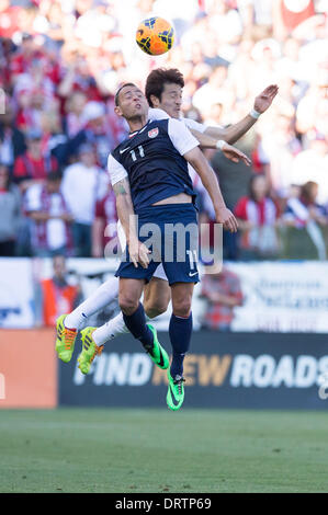 Carson, Kalifornien, USA. 1. Februar 2014.  USA Mittelfeldspieler Brad Davis (11) Kopf stößt den Ball in der ersten Hälfte während des Spiels zwischen den USA und Südkorea am StubHub Center in Carson, CA. Credit: Csm/Alamy Live-Nachrichten Stockfoto