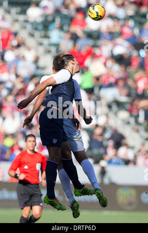 Carson, Kalifornien, USA. 1. Februar 2014.  USA-Verteidiger Omar Gonzalez (4) Kopf stößt den Ball in der ersten Hälfte während des Spiels zwischen den USA und Südkorea am StubHub Center in Carson, CA. Credit: Csm/Alamy Live-Nachrichten Stockfoto