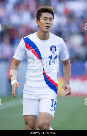 Carson, Kalifornien, USA. 1. Februar 2014.  Südkorea-Verteidiger Lee Young (14) in Aktion in der ersten Hälfte während des Spiels zwischen den USA und Südkorea am StubHub Center in Carson, CA. Credit: Csm/Alamy Live-Nachrichten Stockfoto