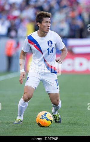 Carson, Kalifornien, USA. 1. Februar 2014.  Südkorea-Verteidiger Lee Young (14) steuert den Ball in der ersten Hälfte während des Spiels zwischen den USA und Südkorea am StubHub Center in Carson, CA. Credit: Csm/Alamy Live-Nachrichten Stockfoto