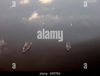 Flugzeugträger USS Harry S. Truman und FS Charles de Gaulle zusammen mit Escort geführte Flugkörper Kreuzer USS Gettysburg und der französischen Fregatte FS Forbin während einer Formation Segeln 31. Januar 2014 in den Golf von Oman. Die US Navy und die französische Marine führen gemeinsame Aktionen in der Region. Stockfoto