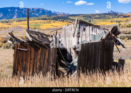 Verlassene Scheune auf der Ohio Pass Road in der Nähe von Gunnison, Colorado. Stockfoto