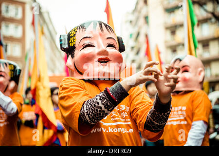 Barcelona, Spanien. 1. Februar 2014: Kinder, die in chinesischen Kostümen gekleidet nehmen Sie Teil an der Silvester-Parade in Barcelona Kredit: Matthi/Alamy Live-Nachrichten Stockfoto