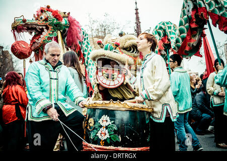 Barcelona, Spanien. 1. Februar 2014: Trommler und Schauspielern der Drachentanz begrüßen das chinesische Jahr des Pferdes in Barcelona Credit: Matthi/Alamy Live-Nachrichten Stockfoto