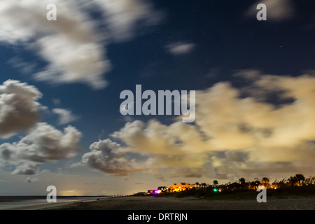 Sterne und Wolken am Himmel über Main Beach auf Amelia Island in Florida zu füllen. Stockfoto