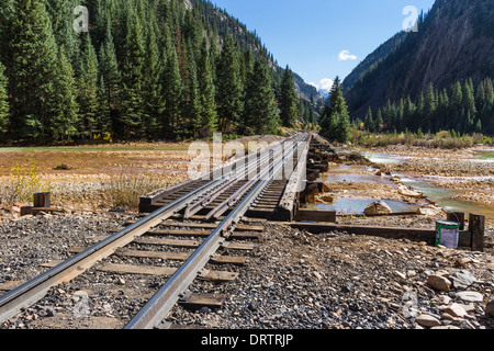 Animas River Railroad Bridge direkt außerhalb von Silverton auf der Durango und Silverton Schmalspurbahn in Colorado. Stockfoto