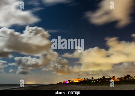 Sterne und Wolken am Himmel über Main Beach auf Amelia Island in Florida zu füllen. Stockfoto