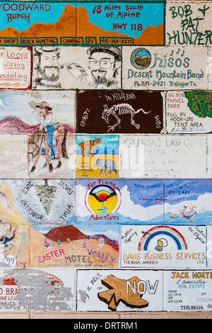 Visitenkarten und Schilder an Außenwänden Lebensmittelgeschäft in Terlingua, Texas. Stockfoto