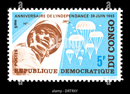 Briefmarke aus der Demokratischen Republik Kongo Darstellung ein Fallschirmjäger, ausgestellt für den fünften Jahrestag der Unabhängigkeit. Stockfoto