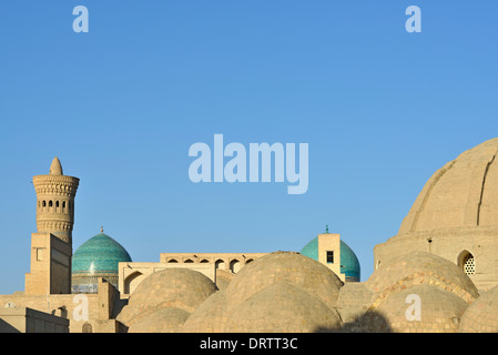 Basar-Dach mit Kalon Moschee und Minret im Hintergrund, Buchara, Usbekistan Stockfoto