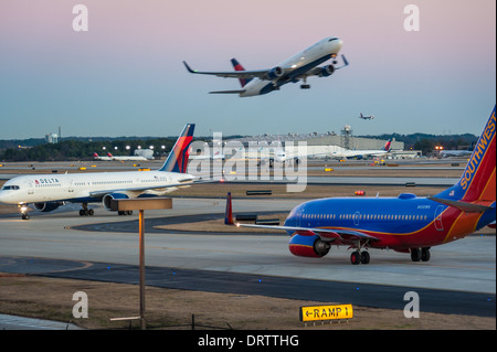 Starker Verkehr am Atlanta International Airport, Hauptsitz von Delta Airlines in Atlanta, Georgia. (USA) Stockfoto
