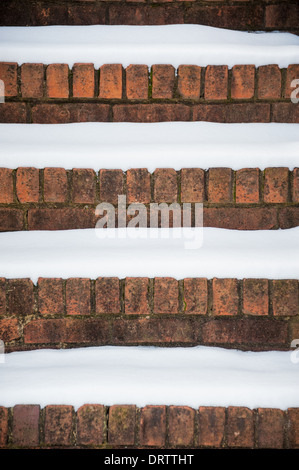 Alte Ziegeltreppen bedeckt mit frischem, weißem Schnee am Eingang zu einem Haus in der Nähe von Atlanta, Georgia. (USA) Stockfoto