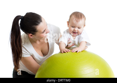 Mutter mit Baby auf Fitness-Ball Turnen Stockfoto