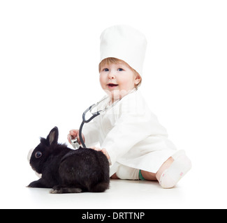 Kind mit Kleidung des Arztes spielt mit Haustier Hase Stockfoto