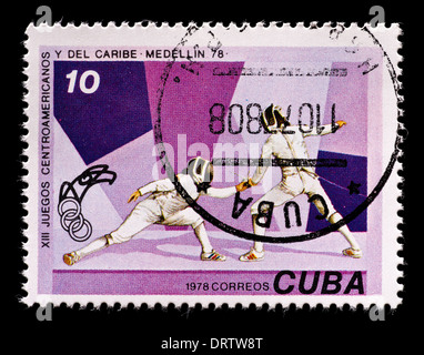 Briefmarke aus Kuba zeigt zwei Fechter. Stockfoto