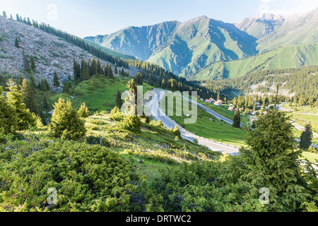 Natur in der Nähe von Big Almaty-See, Tien-Shan-Gebirge in Almaty, Kasachstan, Asien im Sommer Stockfoto