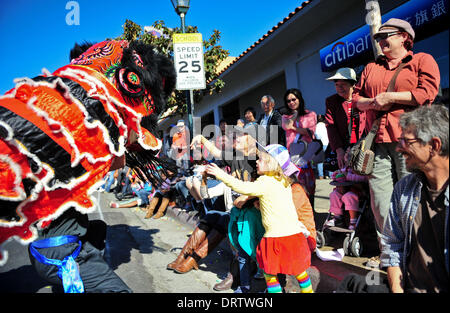 Los Angeles, USA. 1. Februar 2014. Akteure, die Löwentanz aufführen interagieren mit einheimischen Kindern an der Golden Dragon Parade in Los Angeles, USA, 1. Februar 2014. Die 115. Golden Dragon Parade fand hier am Samstag zum chinesischen Neujahrsfest zu feiern. Bildnachweis: Zhang Chaoqun/Xinhua/Alamy Live-Nachrichten Stockfoto