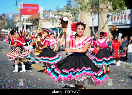 Los Angeles, USA. 1. Februar 2014. Schauspieler führen einen Tanz an der Golden Dragon Parade in Los Angeles, USA, 1. Februar 2014. Die 115. Golden Dragon Parade fand hier am Samstag zum chinesischen Neujahrsfest zu feiern. Bildnachweis: Zhang Chaoqun/Xinhua/Alamy Live-Nachrichten Stockfoto