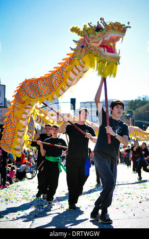 Los Angeles, USA. 1. Februar 2014. Schauspieler führen Drachentanz in der Golden Dragon Parade in Los Angeles, USA, 1. Februar 2014. Die 115. Golden Dragon Parade fand hier am Samstag zum chinesischen Neujahrsfest zu feiern. Bildnachweis: Zhang Chaoqun/Xinhua/Alamy Live-Nachrichten Stockfoto